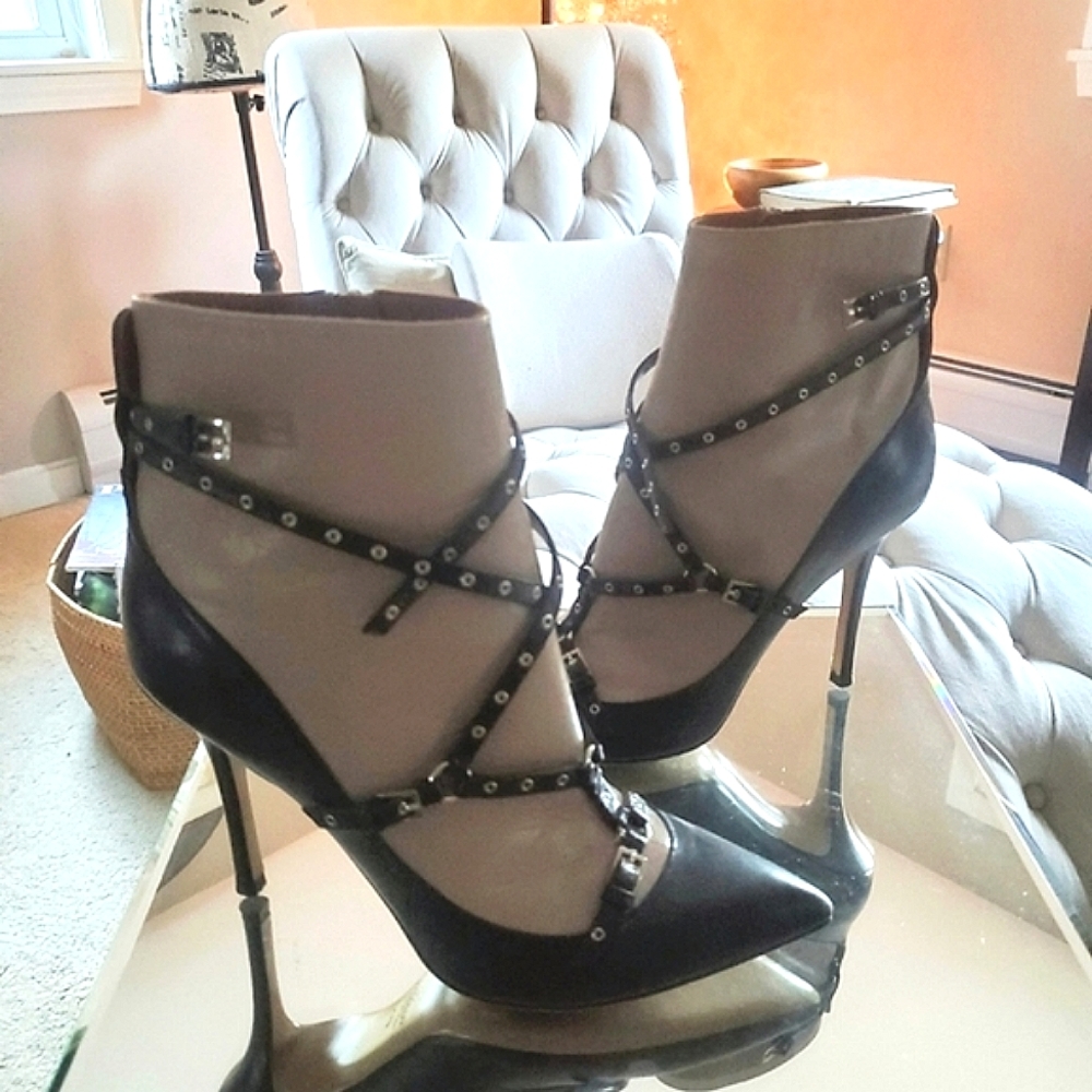 💯 Valentino Woven Cross Strap Booties 🔥